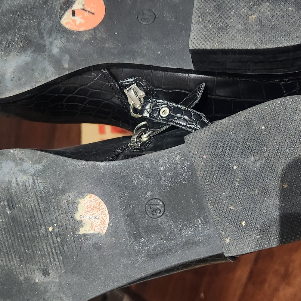 Black Crocodile Patterned Shoes